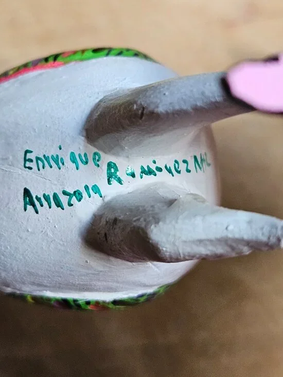 VINTAGE OAXACAN COPAL WOOD CHICKEN CARVING SIGNED BY ARTIST - Picture 5 of 6